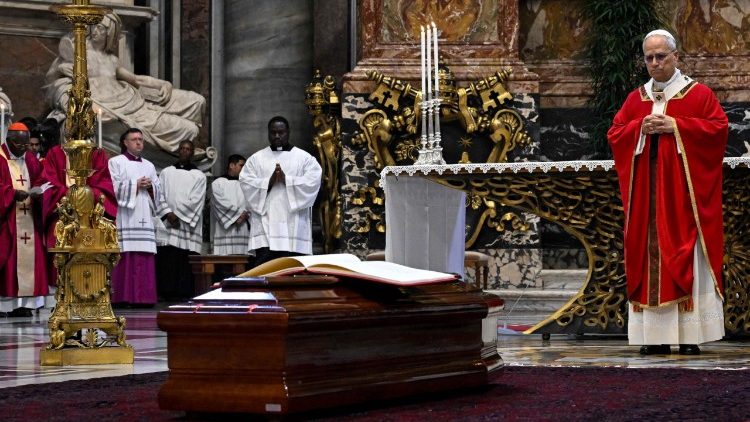 Papst Leo XIV. bei der Trauerfeier im Petersdom