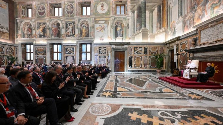 Il Papa durante l'udienza in Sala Clementina