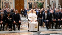 Photo de souvenir prise à l'issue de l'audience du Pape accordée aux participants à la Conférence interparlementaire, sur la lutte contre la drogue et le crime.