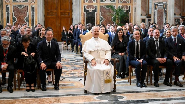 Photo de souvenir prise à l'issue de l'audience du Pape accordée aux participants à la Conférence interparlementaire, sur la lutte contre la drogue et le crime.