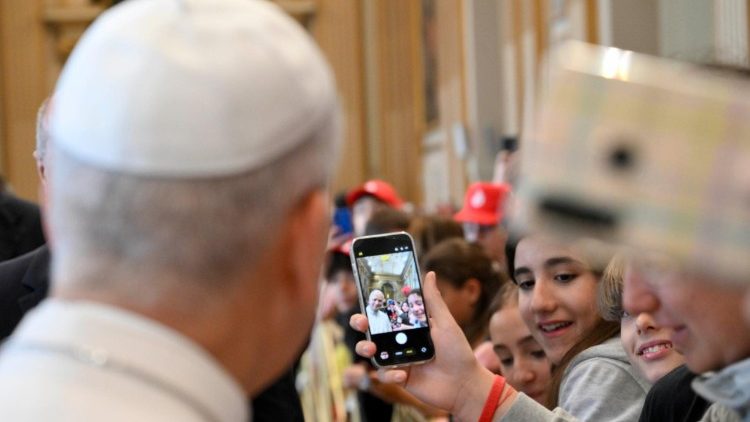 Le Pape prend des photos avec les confirmands.