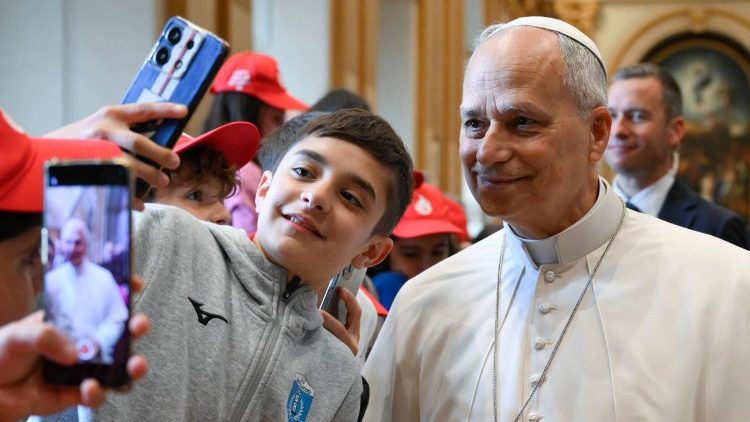 O momento foi o retrato dos adolescentes de hoje, com muito selfie junto ao Papa