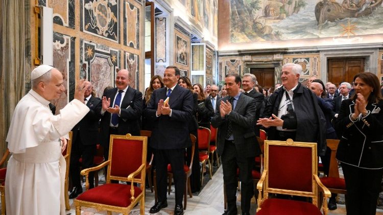 Il Papa mentre saluta i partecipanti all'udienza