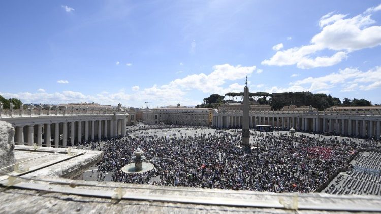 Des milliers de fid&egrave;les r&eacute;unis place Saint-Pierre pour &eacute;couter la m&eacute;ditation du Pape L&eacute;on XIV.