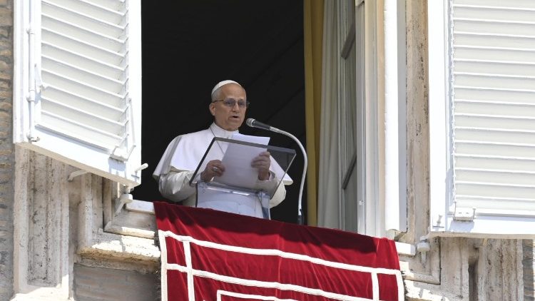 Leone XIV affacciato dal Palazzo apostolico