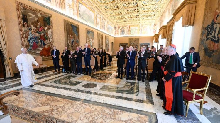 Il Papa mentre arriva nella Sala del Concistoro