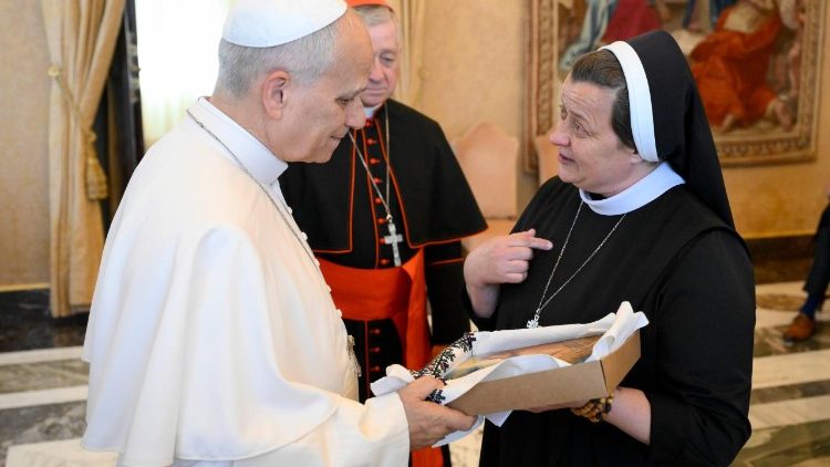 Il Papa mentre si intrattiene con una religiosa