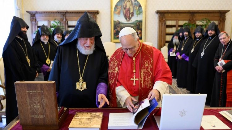 Um momento da troca de presentes entre Le&atilde;o XIV e Sua Santidade Aram I, Catholicos da Igreja Apost&oacute;lica Arm&ecirc;nia - S&eacute; da Cil&iacute;cia