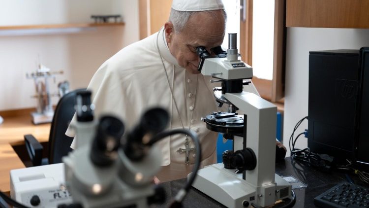 Le Pape lors de sa visite à la Specola, l'Observatoire du Vatican à Castel Gandolfo, ce mardi 19 mai 2026.