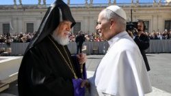 Il Papa in Piazza San Pietro con Aram I, Catholicos della Chiesa Apostolica Armena - Sede di Cilicia