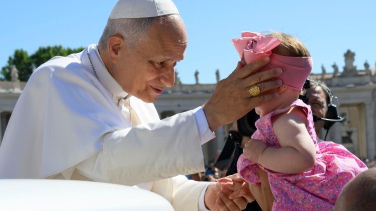 Le Pape L&eacute;on XIV b&eacute;nissant un enfant