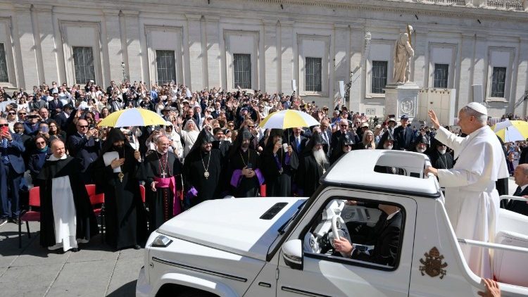 Il Papa mentre saluta alcuni partecipanti all'udienza