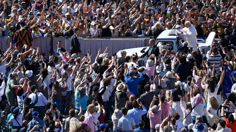 Il Papa tra la folla