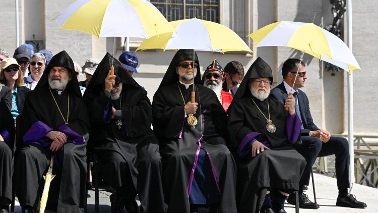 I vescovi armeni apostolici si riparano dal sole