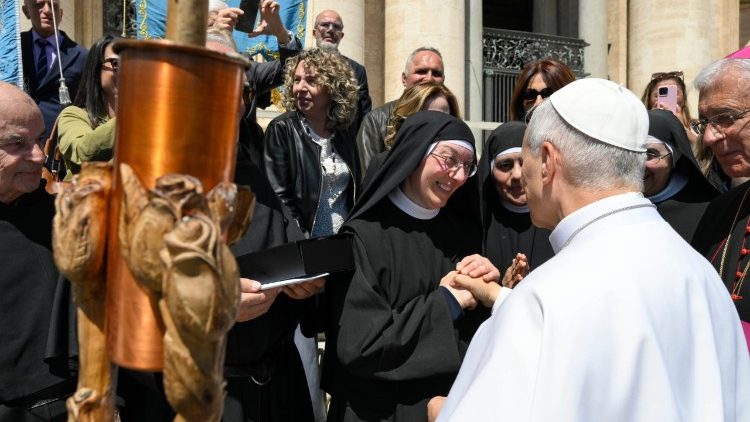 Il Papa mentre saluta la badessa madre Cossu all'udienza generale