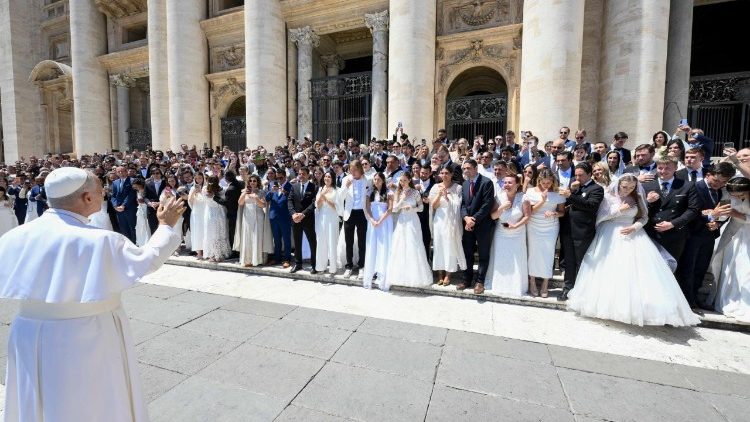 Il Papa mentre saluta gli sposi novelli