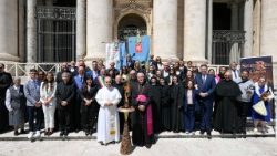 Ir. Maria Atília Collet é a primeira da esquerda na foto do Papa com a delegação de Roccaporena, Cássia e Chicago