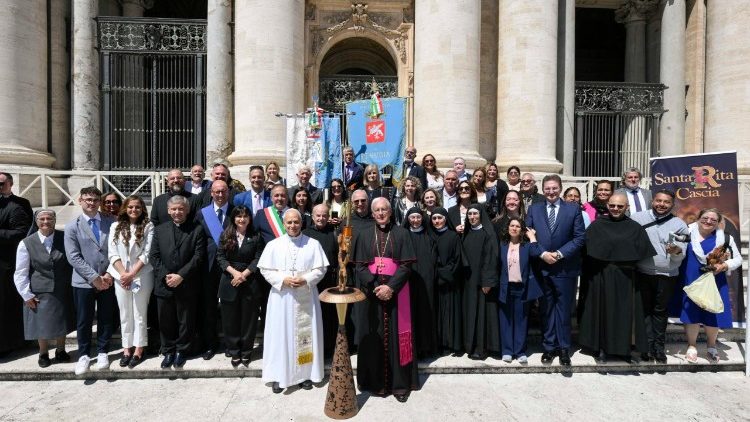 Le delegazioni di Cascia e di Chicago con Leone XIV
