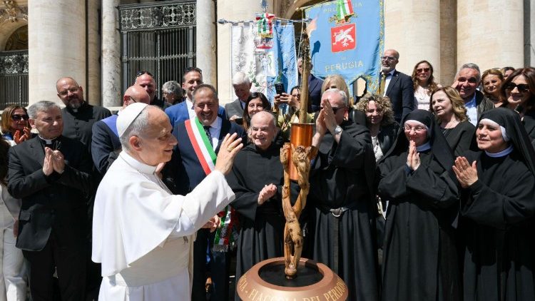 Leone XIV mentre benedice la Fiaccola del perdono e della pace