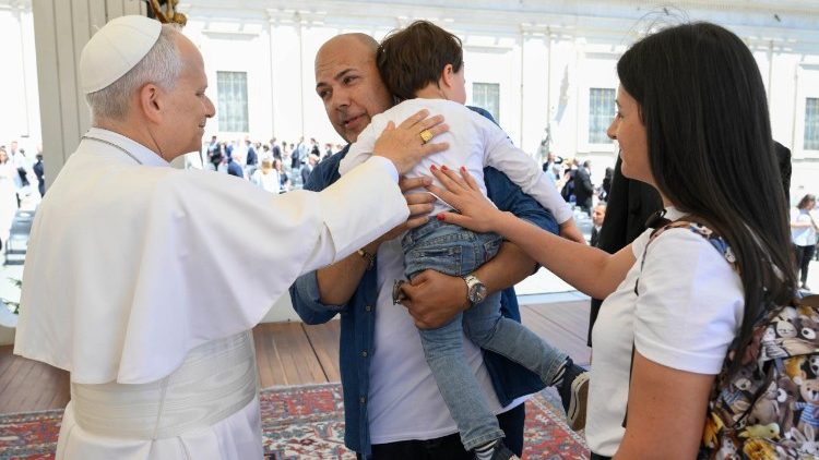 Papst Leo mit einer Familie