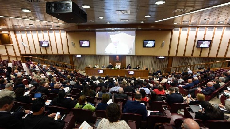 El Papa se re&uacute;ne con los participantes en el encuentro de los Moderadores de las Asociaciones de los Fieles, de los Movimientos Eclesiales y de las Nuevas Comunidades 