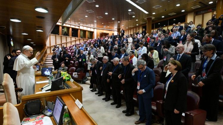 Z&aacute;věrečn&eacute; požehn&aacute;n&iacute; při audienci pro vedouc&iacute; c&iacute;rkevn&iacute;ch hnut&iacute; a komunit