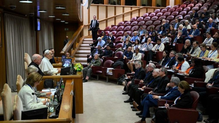 Le Pape Léon XIV rencontre les responsables des mouvements ecclésiaux et des associations laïques dans la nouvelle salle du Synode.