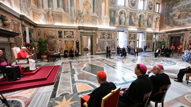 Audience avec les nouveaux ambassadeurs non-r&eacute;sidents accr&eacute;dit&eacute;s aupr&egrave;s du Saint-Si&egrave;ge
