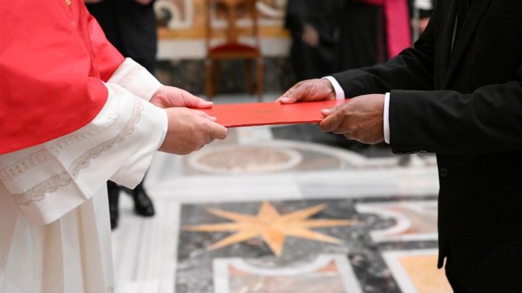 La presentazione delle Lettere credenziali dei nuovi ambasciatori presso la Santa Sede