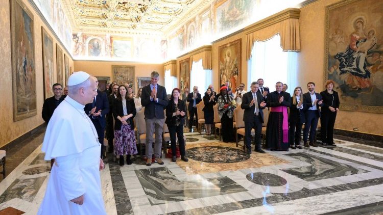L'arrivo del Papa in Sala del Concistoro