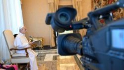 Il Papa con i partecipanti al convegno internazionale “Custodire voci e volti umani”