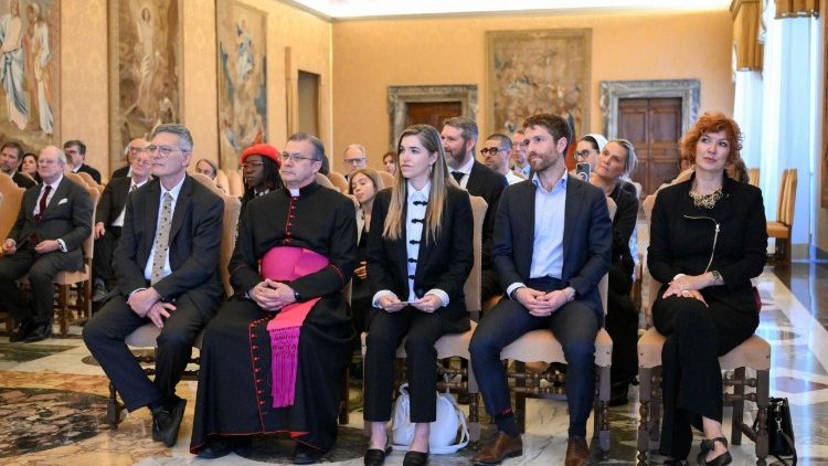 Paolo Ruffini, prefetto del Dicastero per la Comunicazione, e monsignor Lucio Adrian Ruiz, segretario dello stesso Dicastero, presenti all'udienza