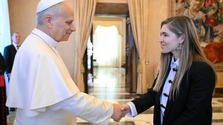 Il Papa con Adeline Hulin, responsabile dell’unità Media and Information Literacy and Digital Competencies presso UNESCO