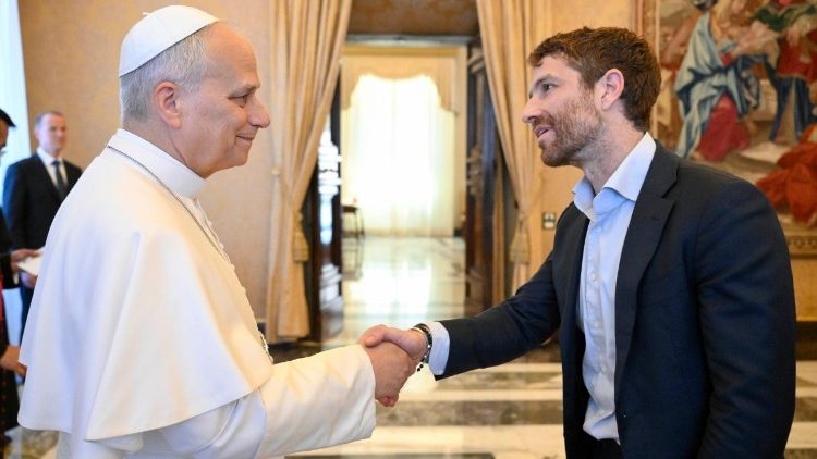 Il Papa con Tristan Harris, cofondatore del Center for Humane Technology