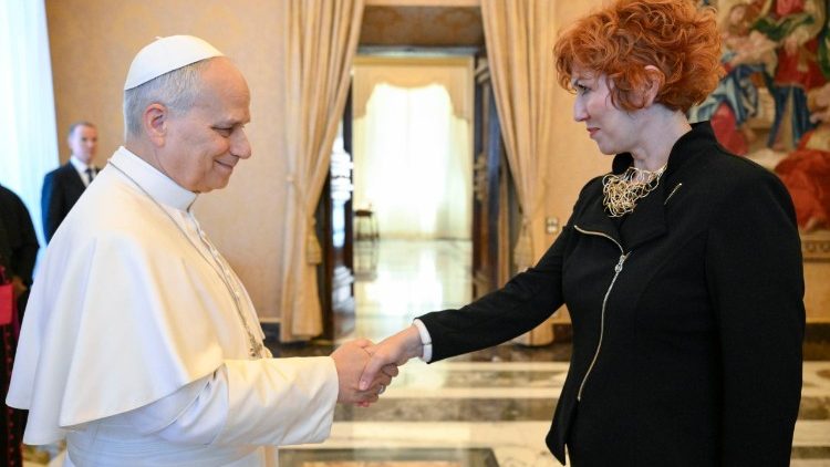 Il Papa con Marijana Grbeša Zenzerović, docente di comunicazione politica all’Università di Zagabria