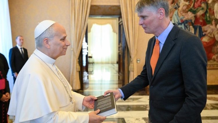 Il Papa con Neil Lawrence, professore di Machine Learning presso la University of Cambridge