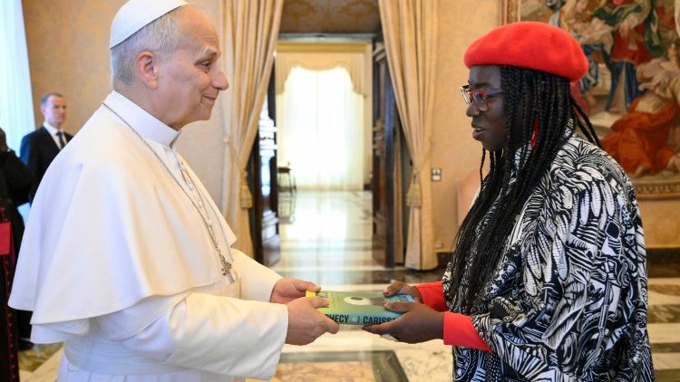Il Papa con Joy Buolamwini, fondatrice dell’Algorithmic Justice League
