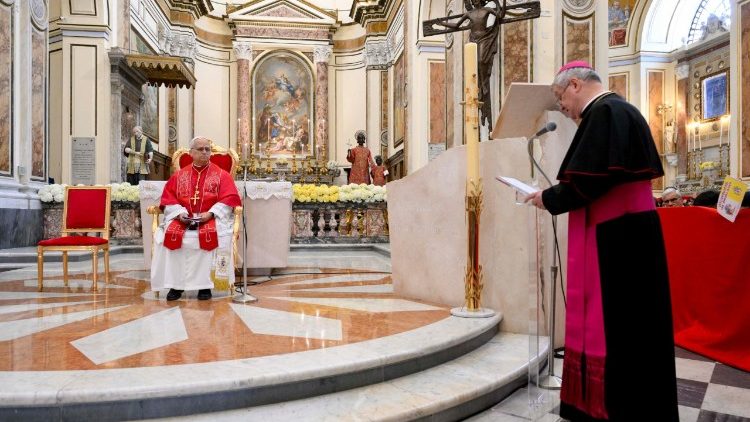Il vescovo di Acerra pronuncia il suo discorso davanti al Papa