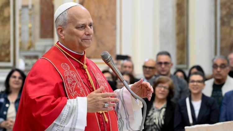Na początku swojego wystąpienia Ojciec Święty przypomniał, że już papież Franciszek pragnął odwiedzić to miejsce nazywane „Terra dei Fuochi” („Ziemią Ognisk”)