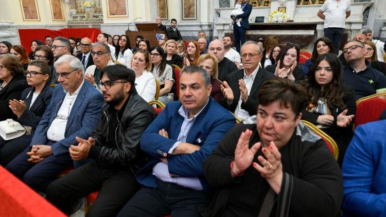 Fi&eacute;is durante o encontro com o Papa na Catedral de Nossa Senhora da Assun&ccedil;&atilde;o