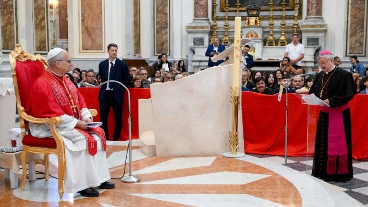 Le&atilde;o XIV durante o encontro na Catedral de Nossa Senhora da Assun&ccedil;&atilde;o em Acerra