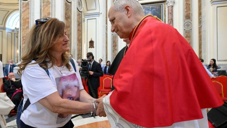 Il Papa saluta una mamma della Terra dei fuochi