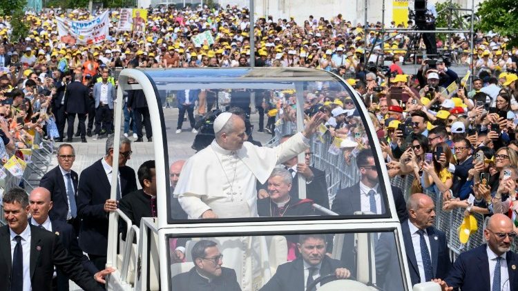 L'accoglienza dei fedeli in piazza Calipari ad Acerra per Papa Leone XIV