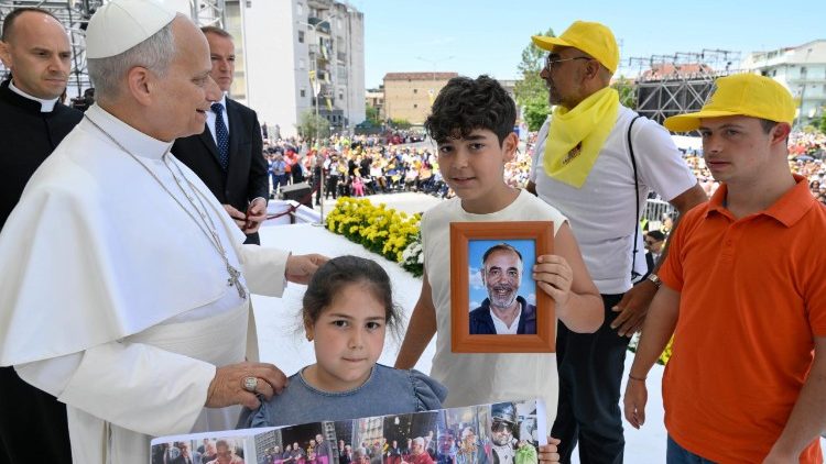 El Papa y algunos ni&ntilde;os de Acerra