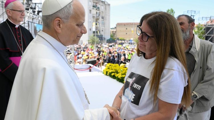 El Papa saluda a una de las madres de Acerra