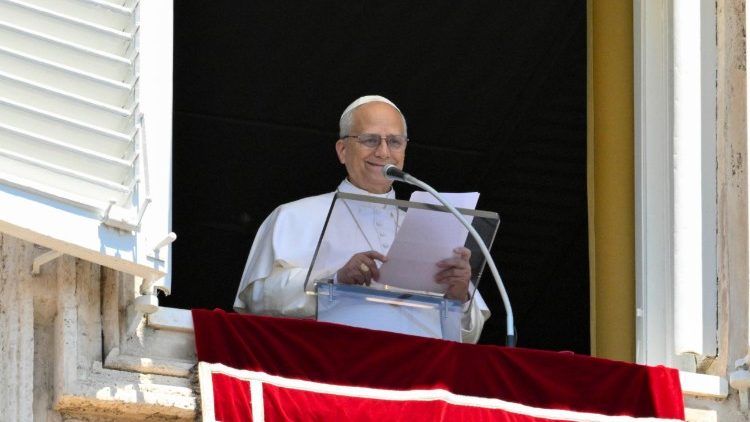 Papež Leon XIV. je z okna apostolske palače na Trgu sv. Petra vodil opoldansko molitev Raduj se, Kraljica nebeška.
