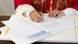 Le Pape Léon XIV signe sa première encyclique "Magnifica humanitas", le 15 mai 2025 au Vatican. 