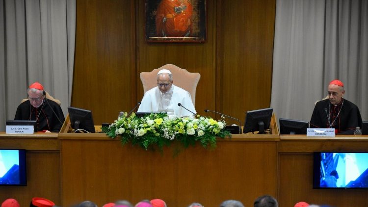 Le Pape Léon XIV, lors de la promulgation de sa première lettre encyclique, intitulée Magnifica humanitas, dans la salle du synode du Vatican, lundi 25 mai 2026.