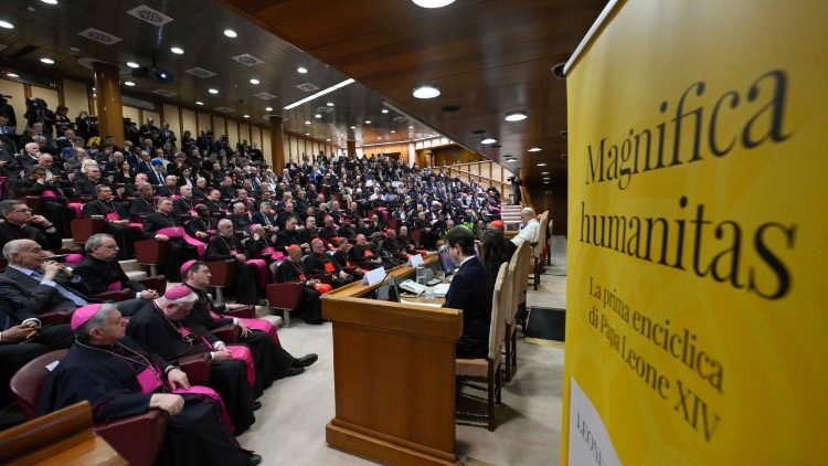 La presentazione nell'Aula del Sinodo