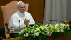 O Papa Leão XIV apresenta sua primeira encíclica, "Magnifica humanitas", na Sala do Sínodo